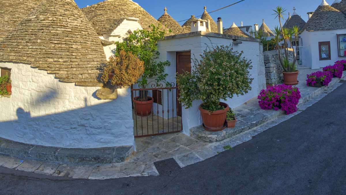 Impatto del turismo sul quotidiano ad Alberobello: tra tradizione e futuro